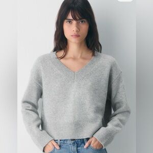 Like new Aritzia sugar sweater size M